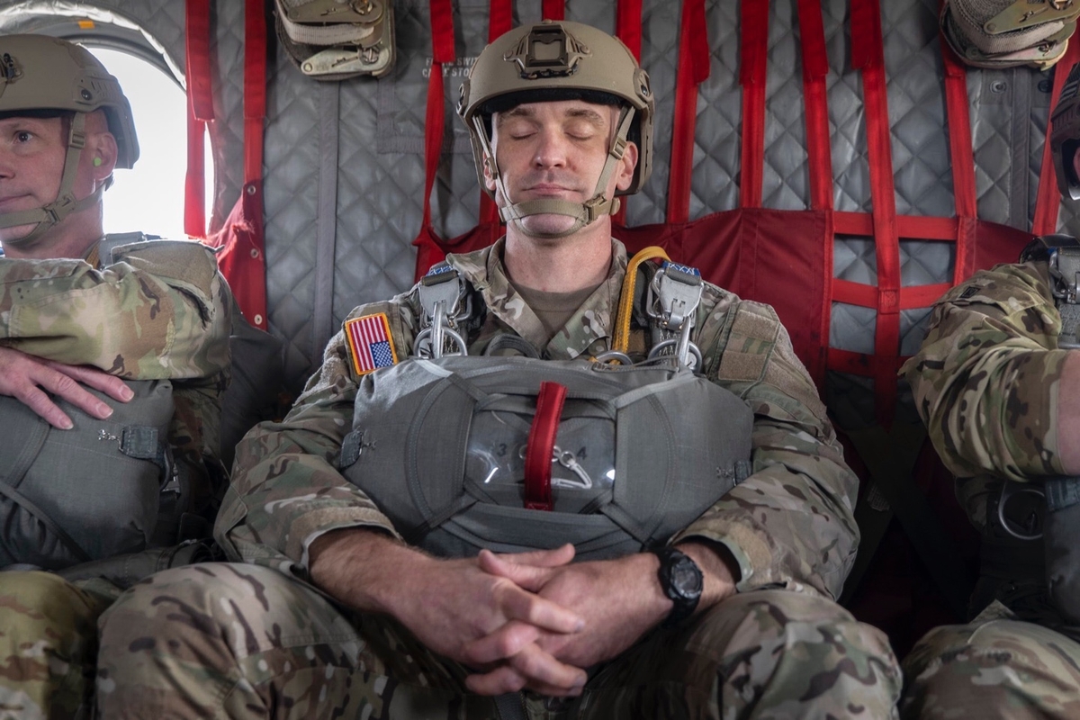 U.S. Army Col. Marcus Franzen, chief of staff of the Special Operations Command Korea, prepares to complete his 1,503rd jump at Camp Humphreys in Pyeongtaek, 60 kilometers south of Seoul, on April 30, 2024, in this photo provided by the unit. (PHOTO NOT FOR SALE) (Yonhap)