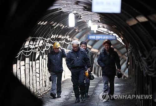 석탄 채굴 작업 마치는 태백 장성광업소. [연합뉴스 자료 사진]