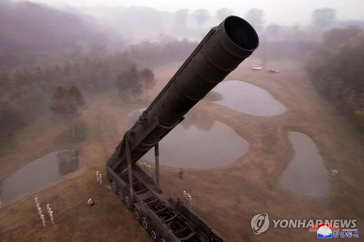 북한, 최신형 ICBM '화성포-19형' 시험발사 성공...김정은 참관