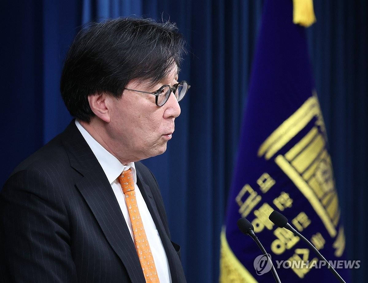 National Security Adviser Chang Ho-jin gives a briefing at the presidential office in Seoul on June 20, 2024, regarding the Treaty on Comprehensive Strategic Partnership signed between North Korean leader Kim Jong-un and Russian President Vladimir Putin in Pyongyang the previous day. (Pool photo) (Yonhap)