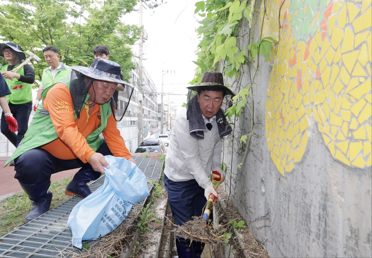 빗물받이 청소를 하는 이범석 시장