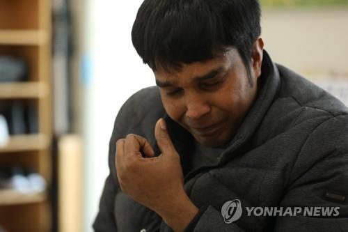 연합뉴스와 인터뷰중에 눈물을 흘리는 방글라데시 출신 이주노동자 아지트씨