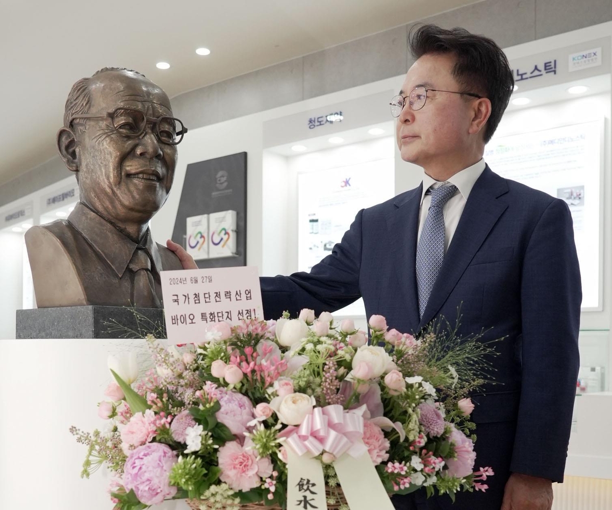 육동한 춘천시장(오른쪽)이 배계섭 기념관을 찾아 추모하고 있다. 