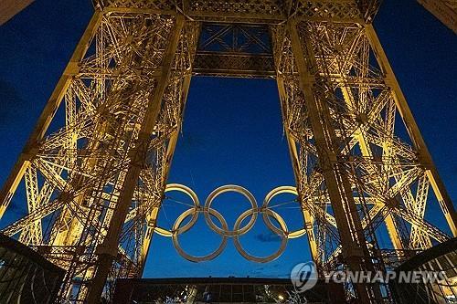 에펠탑에 설치된 올림픽 오륜 조형물