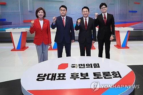 Rep. Na Kyung-won (1st from L), Rep. Yoon Sang-hyun (2nd from L), former Land Minister Won Hee-ryong (3rd from L) and former ruling party chief Han Dong-hoon take part in a TV debate as candidates running to become the new leader of the ruling People Power Party in central Seoul. (Pool photo) (Yonhap)