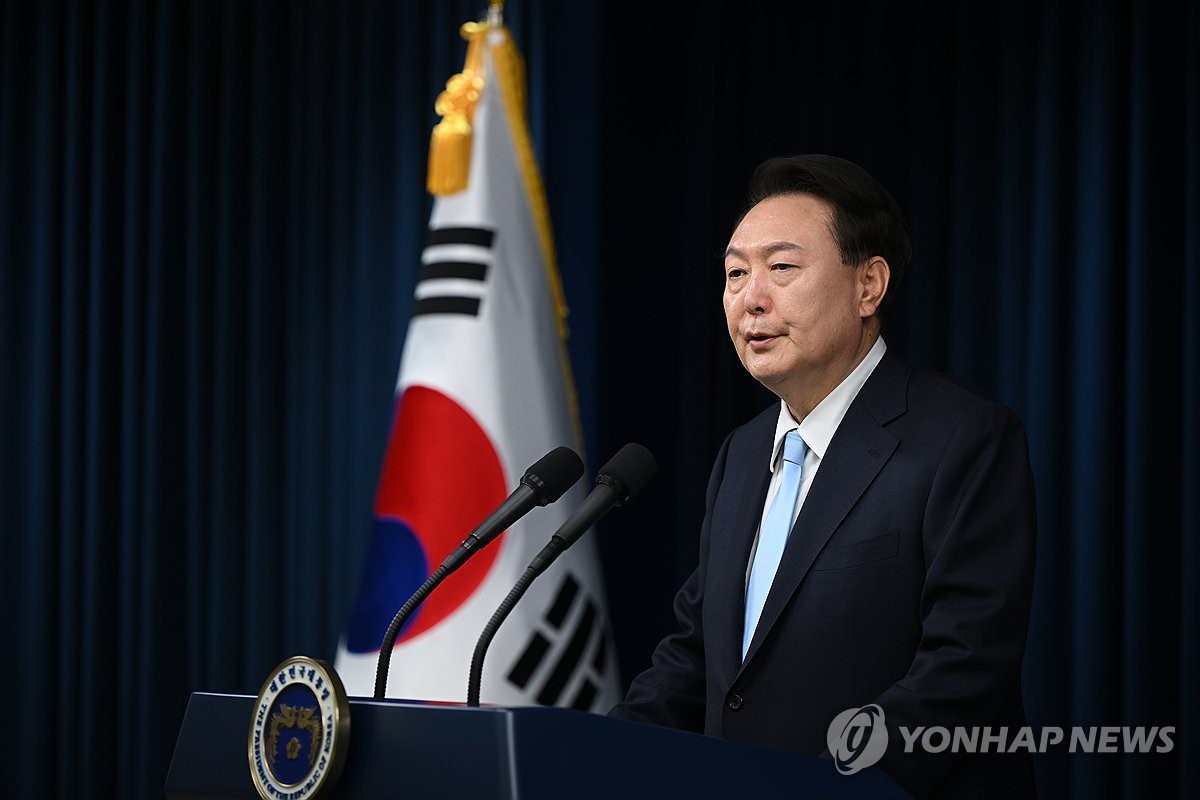 President Yoon Suk Yeol announces a public statement on the government's medical reform efforts at the presidential office in Seoul on April 1, 2024, amid a prolonged walkout by trainee doctors across the nation in protest against a plan to increase the number of medical students, in this file photo provided by the office. (PHOTO NOT FOR SALE) (Yonhap)