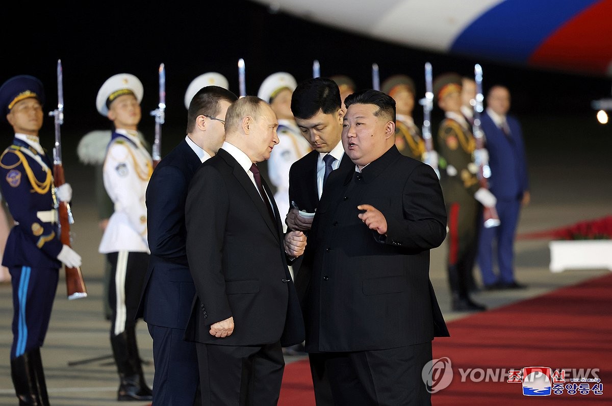 Poutine et Kim à l'aéroport de Pyongyang 