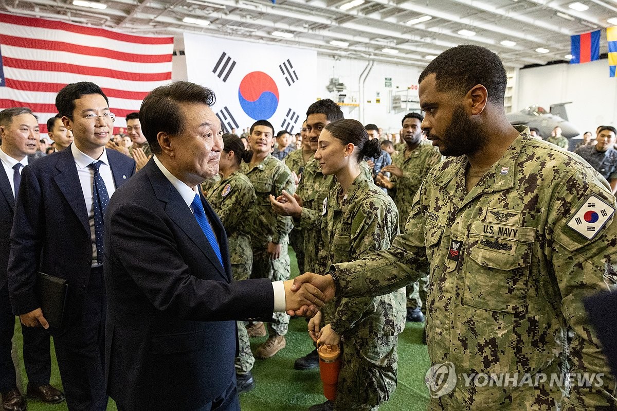 루스벨트함에서 한미 장병들과 인사하는 윤석열 대통령