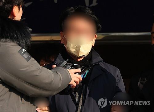 صورة للمعتدي على زعيم المعارضة "لي جيه-ميونغ" عند نقله إلى النيابة العامة.