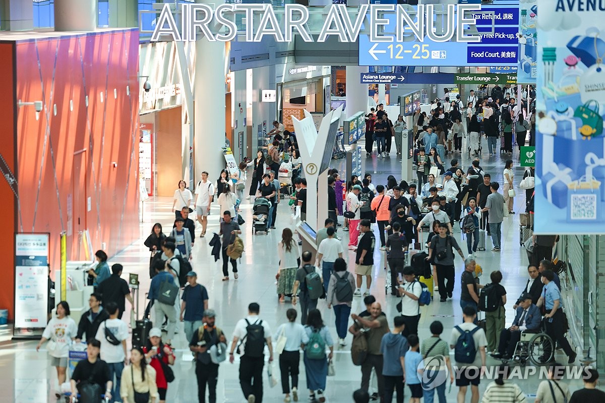 지난 5일 연휴 앞두고 북적이는 인천공항 면세구역