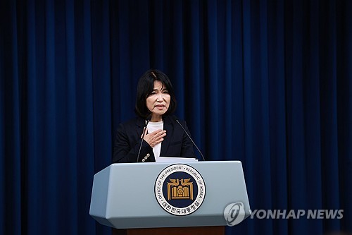 Lee Jin-sook, nominee for the new chief of the Korea Communications Commission, speaks to reporters at the presidential office in central Seoul on July 4, 2024. (Yonhap)