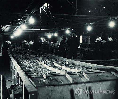 1960년대 장성 선탄장 작업 장면. [대한석탄공사 제공·재판매 및 DB 금지]