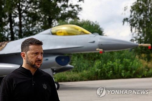 F-16 전투기 앞에서 발언하는 젤렌스키