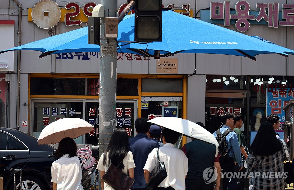 무더위에 폭염 그늘막 활짝