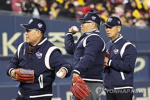 시구하는 김인식, 김응용, 김성근 감독(왼쪽부터)