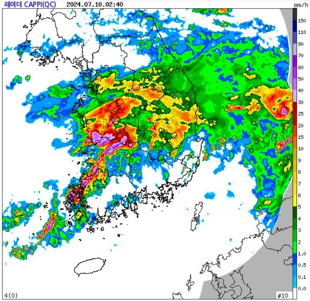 군산에 시간당 131.7㎜ 비가 내린 10일 오전 2시 40분께 레이더 영상. 비구름대가 우리나라 허리 부분만 지나고 있다. [기상청 제공. 재판매 및 DB 금지]