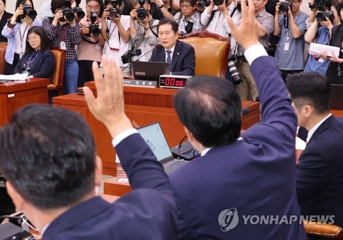 '윤 대통령 탄핵 국민청원' 청문회 채택 앞두고 여야 신경전