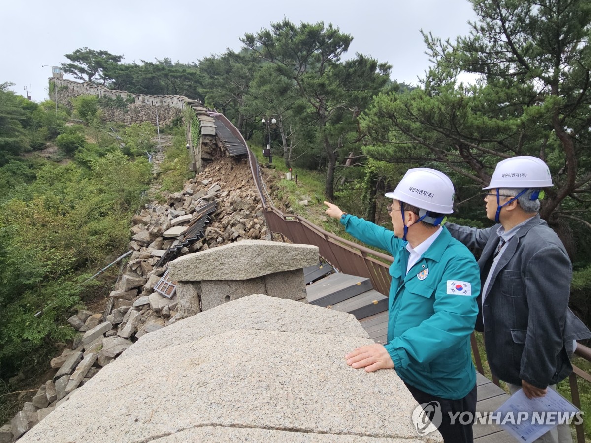 호우로 성벽 붕괴된 서울 한양도성 점검하는 최응천 청장