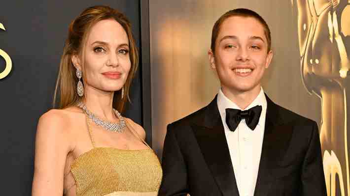 Fotos: Angelina Jolie va con su hijo más discreto a premiación en Los Ángeles: Sorprendió por su parecido a Brad Pitt