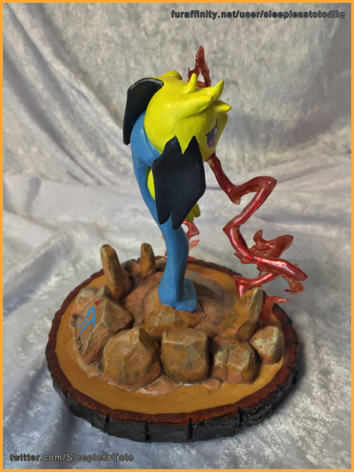 http://www.furaffinity.net/view/26533074/
A cute lil sculpture commission for @umikitsawesomefoodsblog of their Muro.
I reinforced the scarf, since it is the only support for the pichu, using a mix of epoxy glue and plaster powder to make a sorta...