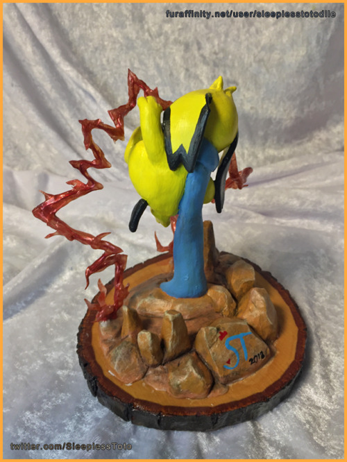 http://www.furaffinity.net/view/26533074/
A cute lil sculpture commission for @umikitsawesomefoodsblog of their Muro.
I reinforced the scarf, since it is the only support for the pichu, using a mix of epoxy glue and plaster powder to make a sorta...