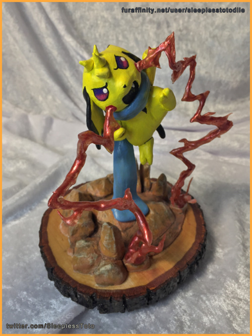 http://www.furaffinity.net/view/26533074/
A cute lil sculpture commission for @umikitsawesomefoodsblog of their Muro.
I reinforced the scarf, since it is the only support for the pichu, using a mix of epoxy glue and plaster powder to make a sorta...