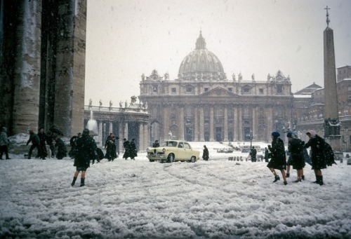 gnossienne:
““Christmas Day in Rome (1965) ” ”