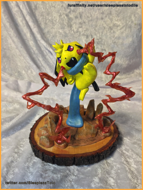 http://www.furaffinity.net/view/26533074/
A cute lil sculpture commission for @umikitsawesomefoodsblog of their Muro.
I reinforced the scarf, since it is the only support for the pichu, using a mix of epoxy glue and plaster powder to make a sorta...