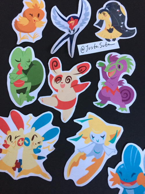 I actually did the art for Minneapolis Pokecon this year! Here’s some shots of where they were; I even got asked for signatures! ;__; The designs are also stickers!
Also it was Halloween so I had little plushies givin’ out candy. Pancake stingray...