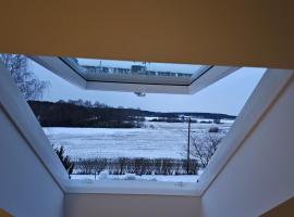 Attic floor with views over fields and sea，位于锡格蒂纳的酒店