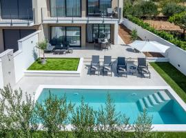 New Villa Horizont with the heated Pool near Split，位于卡什泰拉的酒店