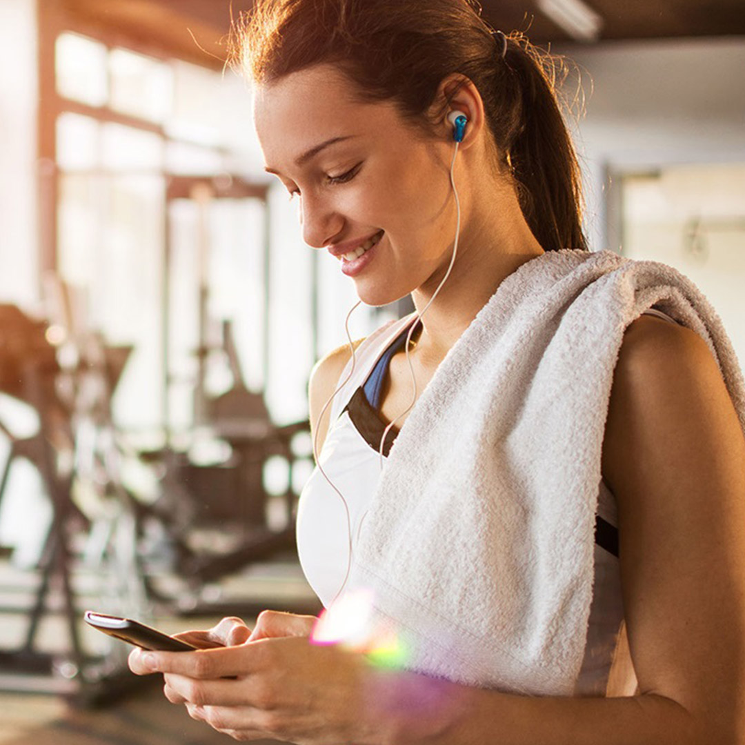 ragazza in palestra smartphone