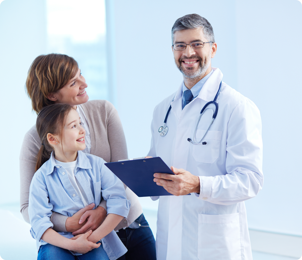 Médico feliz segurando uma prancheta com pacientes