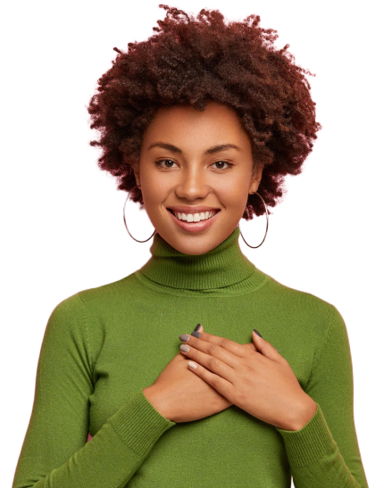 Mulher negra vestindo blusa verde com gola alta, sorrindo com as mãos no peito