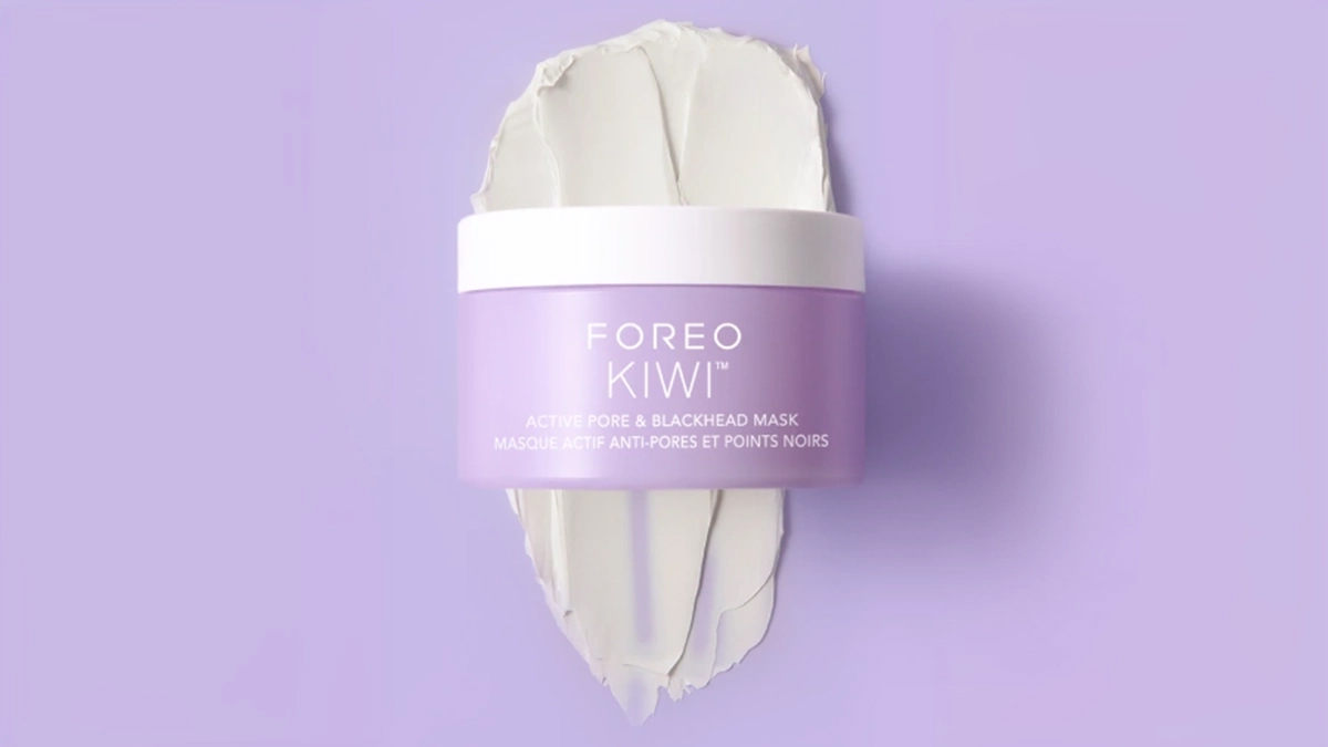 Product photo of FOREO KIWI Active Pore & Blackhead Mask in lilac container with white lid, on a white clay smear, lilac background