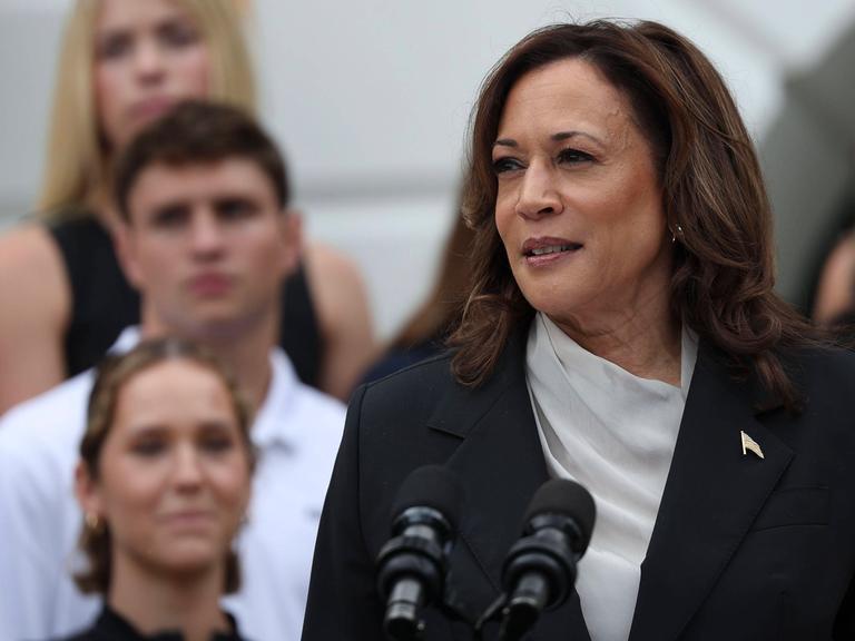 US-Vize-Präsidentin Kamala Harris steht bei einer Veranstaltung vor dem Mikrofon. Im Hintergrund sind Zuhörer zu erkennen.