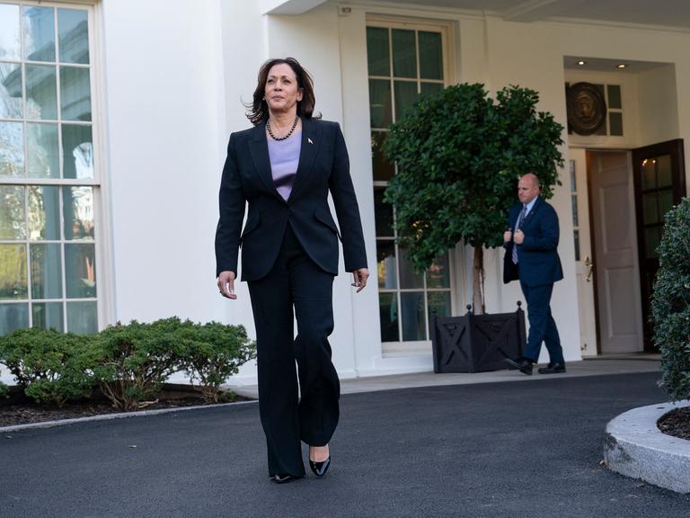 US-Vizepräsidentin Kamala Harris 2023 auf dem Weg zu einer Pressekonferenz im Weißen Haus in Washington