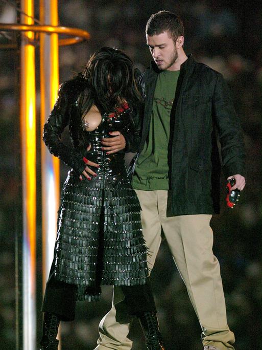 Der Auftritt von Janet Jackson und Justin Timberlake bei der Halftimeshow des Superbowls im Jahr 2004, die freigelegte Brust der Sängerin wird als skandalträchtig empfunden.