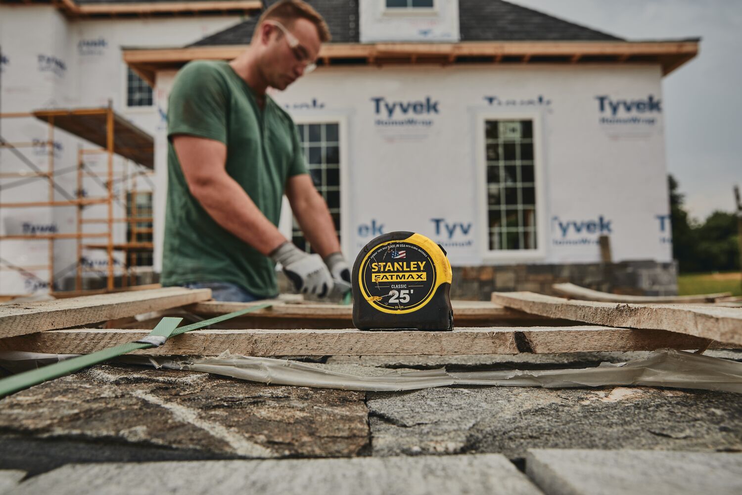 25 foot FATMAX classic tape measure placed on a work station outdoors.