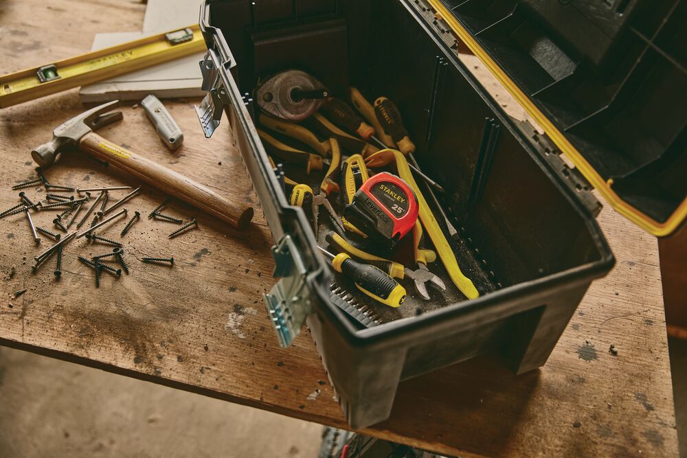 25 FOOT HIGH VISIBILITY LEVER LOCK TAPE MEASURE Placed in tool box along with other tools.
