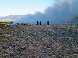 Сметището в Цалапица пламна снощи и днес обгази Пловдив и Стамболийски.