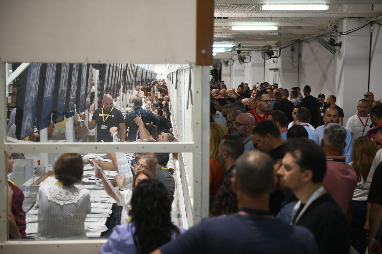 A busy counting hall. Photo: Matthew Mirabelli