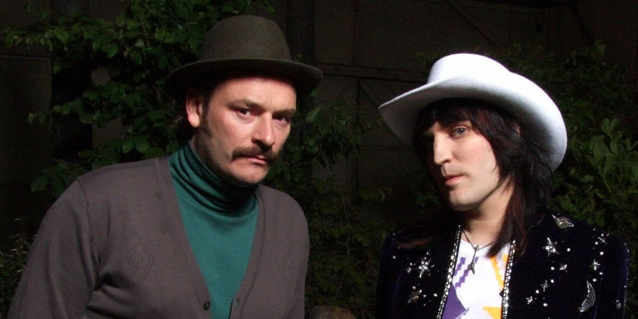 The Mighty Boosh. Image shows from L to R: Howard Moon (Julian Barratt), Vince Noir (Noel Fielding). Copyright: Baby Cow Productions