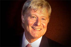 Gush. Foxwell Cravate (Martin Jarvis). Copyright: BBC