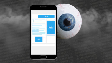 Ein Smartphone mit Werbeanzeigen, dahinter ein Auge. Nebel. Im Hintergrund Zahlenkolonnen, die Standortdaten darstellen.