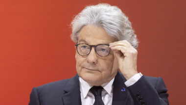 EU-Kommissar Thierry Breton hält sich seine Brille