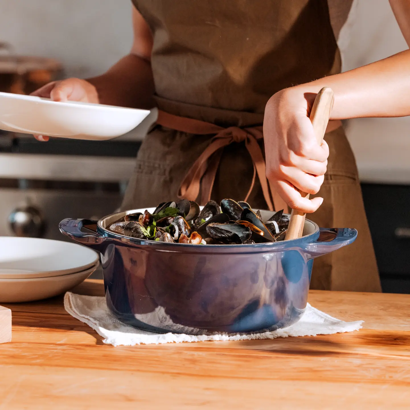 blue dutch oven lifestyle image