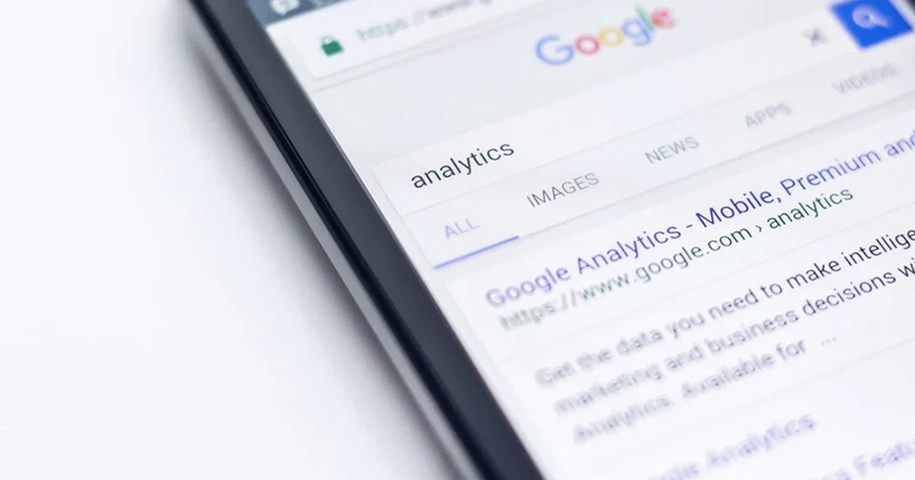 Smartphone mit Internetsuche nach Google Analytics