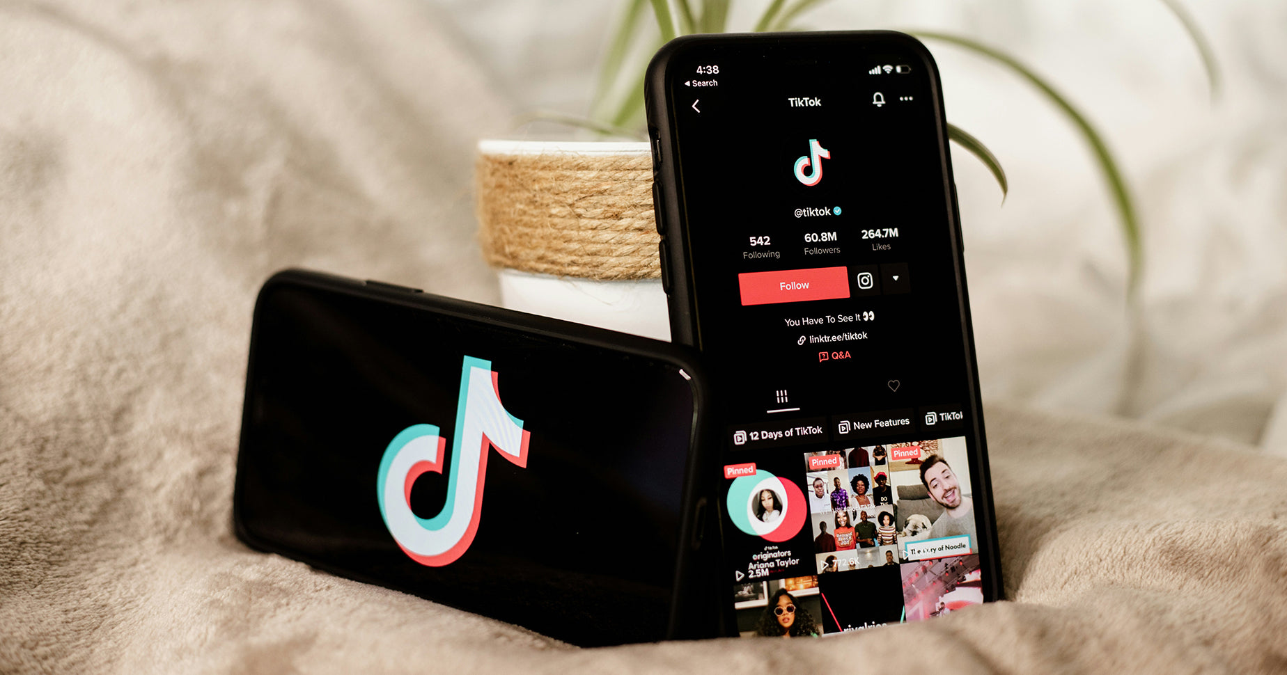 Zwei Handys, auf denen die TikTok App geöffnet ist.