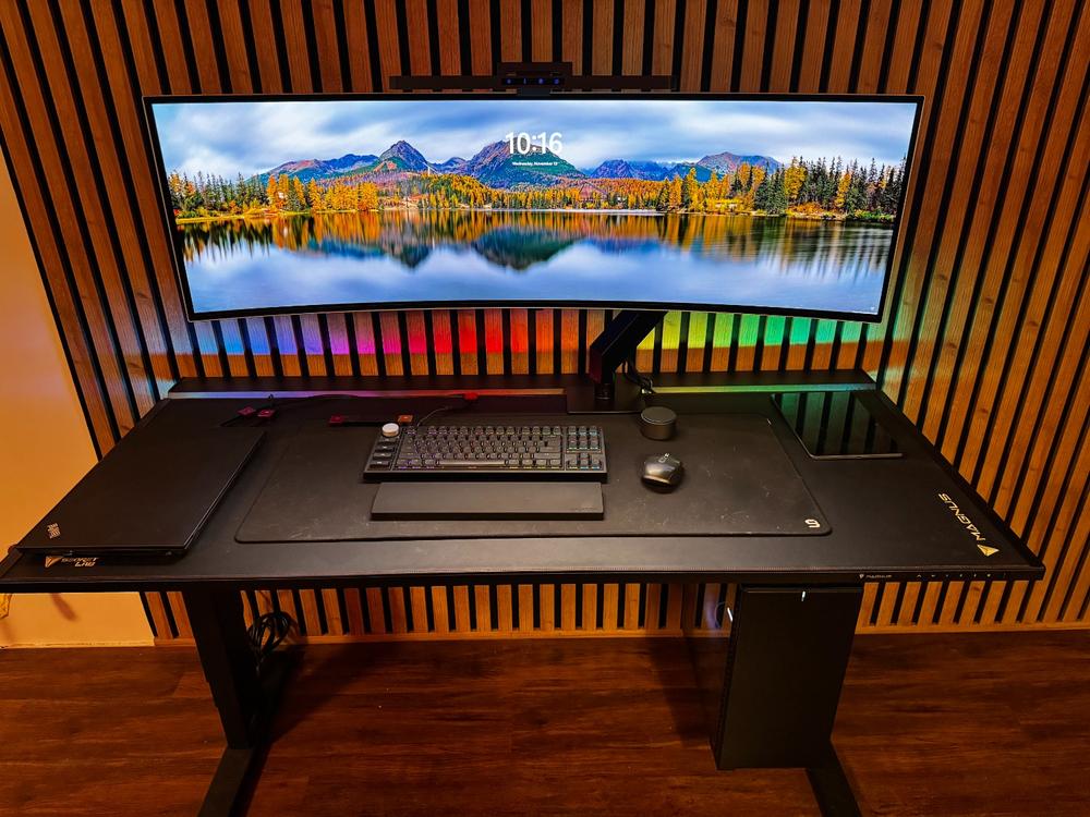 Secretlab MAGNUS Pro - Box 2 - Motorised Leg Columns (Plug Type F) - Customer Photo From Michal Bartosz